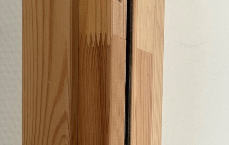 Deurpost van grenenhout, verlijmd via vingerlassen.