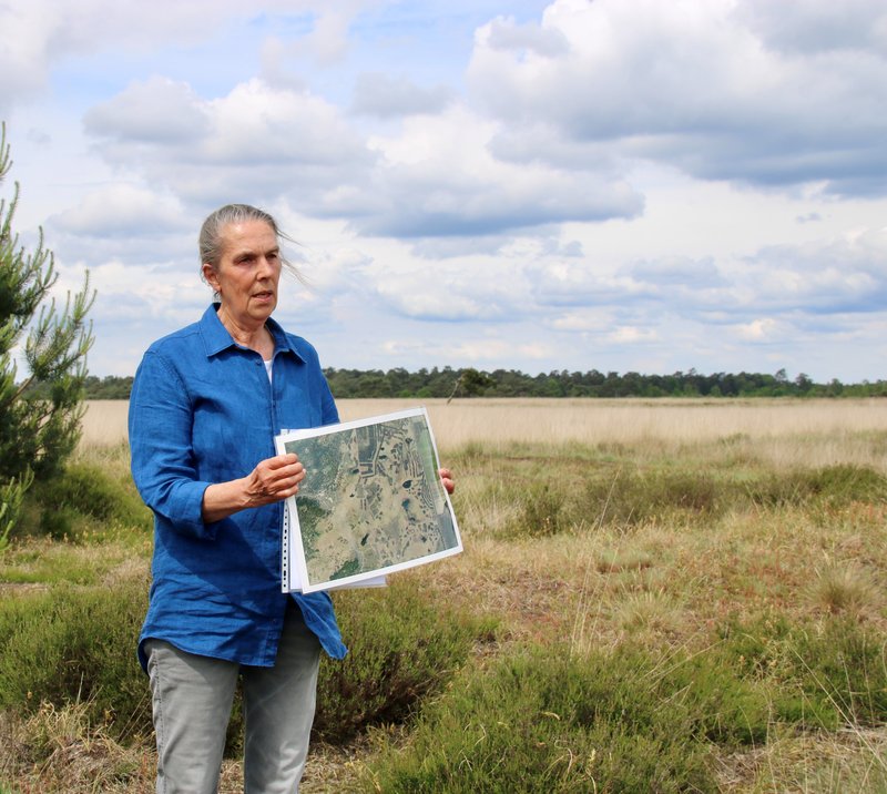 Leidje Verkerk geeft uitleg op de heide