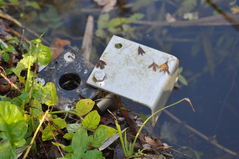 Met een spindel kan een duiker die onder het dijkje doorloopt handmatig gesloten of geopend worden. Bij langdurige droogte, of wanneer wenselijk, kan Arjan het vastgehouden water weer vrijlaten om de naburige stukken weiland en natuur van water te voorzien.