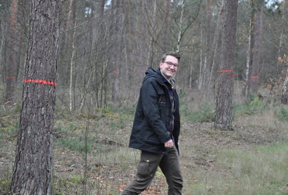 dennis-bij-gebleste-bomen-scaled