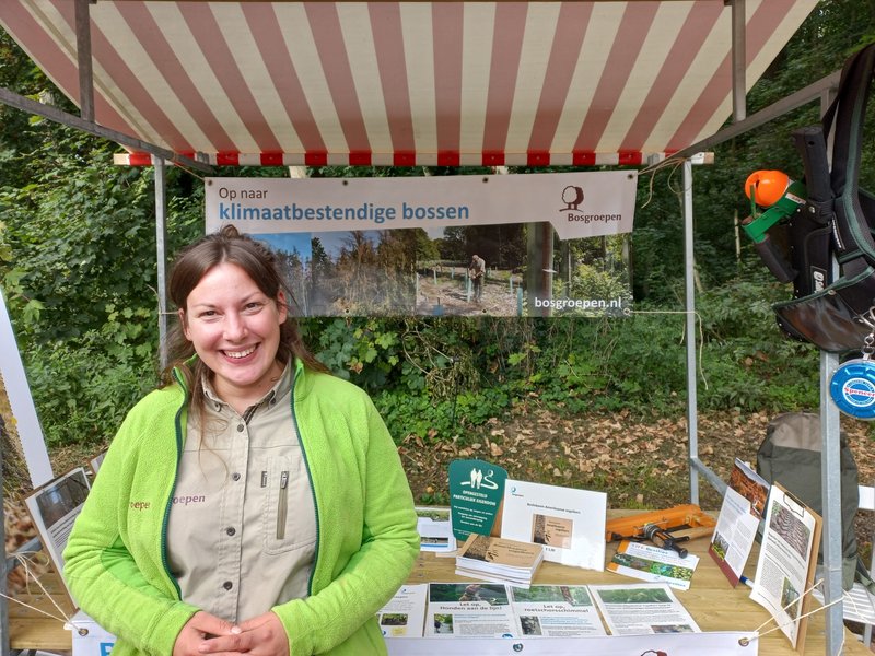 Collega Natascha de Vreede staat voor de informatiekraam van de Bosgroepen op de Beheerdersdag.