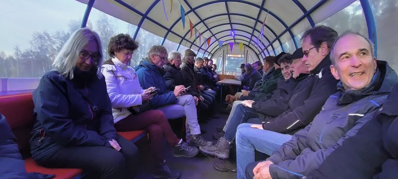 mensen in een huifkar