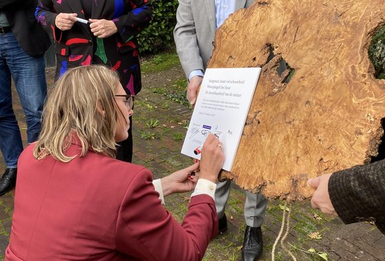 marije-ondertekening-bewerkt