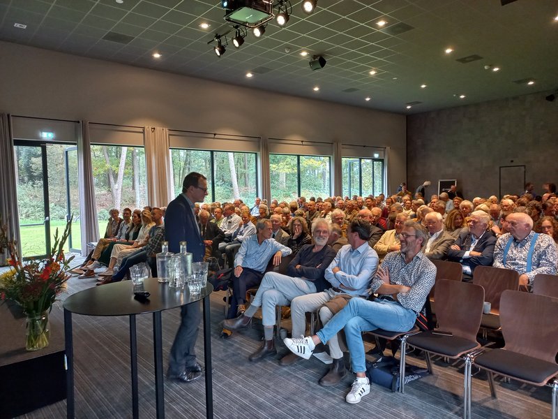Arno Willems in gesprek met het publiek.