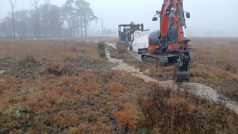 Ontstane stroomgeulen zijn gedempt. In het kwetsbare gebied is gewerkt met klein materieel en rijplaten om de bodem te ontlasten. (Foto: Patrick Smits - GLK)