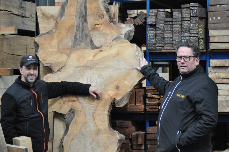 Pieter Westerhof (Projectleider Rondhoutveiling) en Bert Beckers (Fijnhout Drenthe)