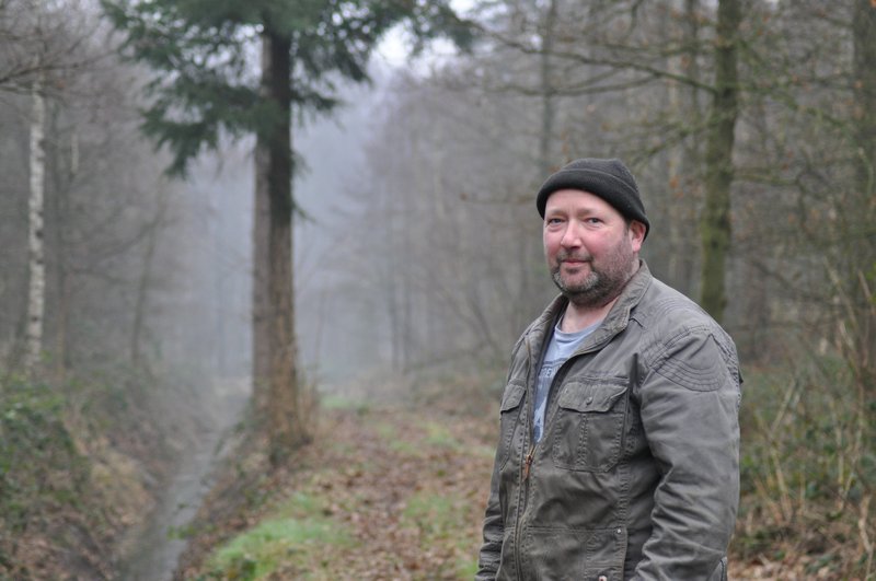 Eigenaar Jan van Laak in het Wehlse bos