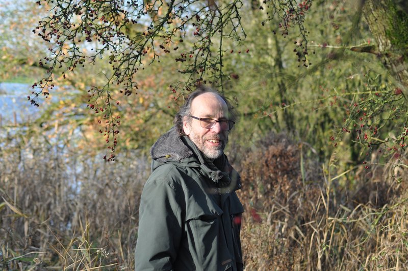 Arjan de Vries in zijn natuurgebied, waar hij elke week te vinden is.