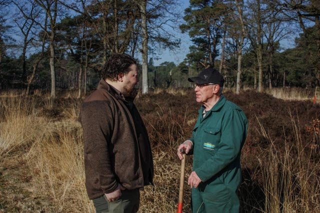 Rolf Dijkstra bespreekt de werkzaamheden met vrijwilliger Dick Huitema van Landschapsbeheer Friesland